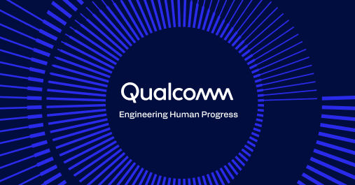 Qualcommのロゴや最新チップ製品を示す写真
